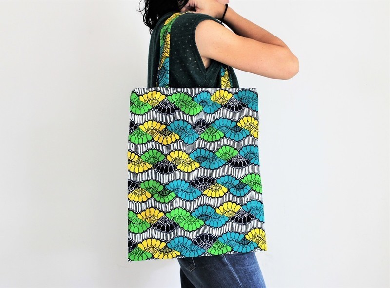 Tote bag, sac motifs ethniques, sac tissu pagne, sac wax, sac fourre tout, sac plage, sac épaule Tote bags et sacs de plage bleu, wax, tissu Tote bag, sac motifs ethniques, sac tissu pagne, sac wax, sac fourre tout, sac plage, sac épaule Tote bags et sacs de plage bleu, wax, tissu