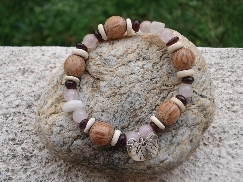 Bracelet élastique multicolore en perles de bois de cocotier artisanat Indonésie