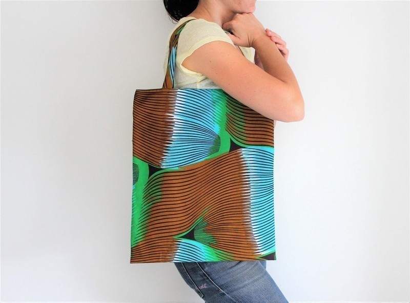 Tote bag, sac fourre tout, sac plage, sac été, accessoire été, sac shopping wax, sac motif ethnique Tote bags et sacs de plage marron, coton, tissu, Tote bag, sac fourre tout, sac plage, sac été, accessoire été, sac shopping wax, sac motif ethnique Tote bags et sacs de plage marron, coton, tissu,